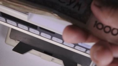 Elektronik para sayaç makinesi Özbekistan Sumu sayıyor