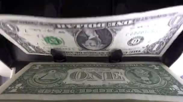 La máquina contadora electrónica de dinero está contando los billetes estadounidenses de un dólar. — Vídeo de stock