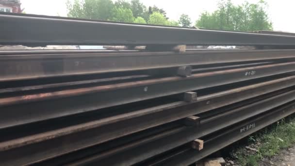 Stahlschienen und Stahlbetonschwellen für die Montage der fertigen Eisenbahnschienen vorbereitet — Stockvideo