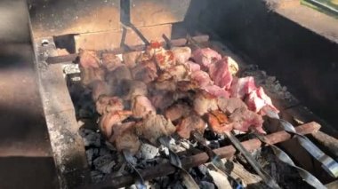 Izgarada şiş kebap hazır. Izgarada barbekü. Çok sulu taze. Mangal kömürü üzerine barbekü ızgarası hazırlayan salamura şiş kebap. Shashlyk şiş eti aslında kuzudan yapılmıştır..