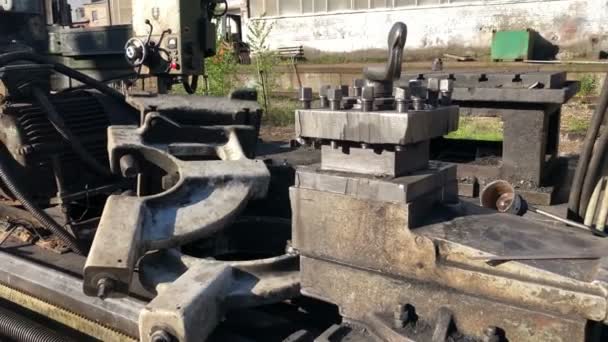 Duża tokarka i promieniowo wiertarka wykonana w ZSRR, sprzęt do cięcia metalu wyrzucony na ulicę i popada w ruinę — Wideo stockowe