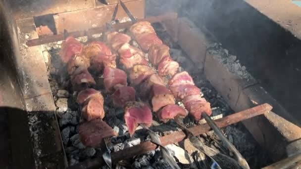 Готовые шашлыки на гриле. Барбекю на гриле. Очень сочная свежая. Барбекю маринованный шашлык готовится на гриле барбекю за углем. Шашлык нарезанный мясо было первоначально сделано из ягненка . — стоковое видео