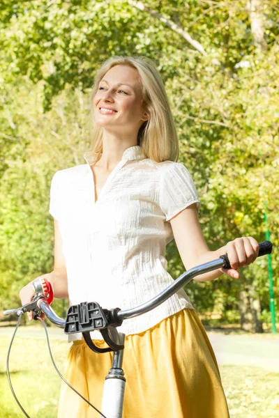 幸せな若い女性、自転車に乗って — ストック写真