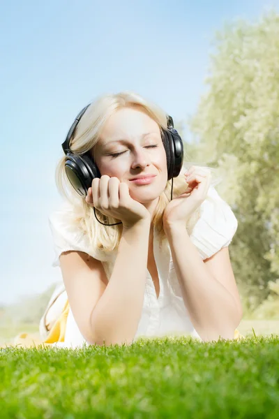 Felicidad sonriente mujer rubia relajante — Foto de Stock