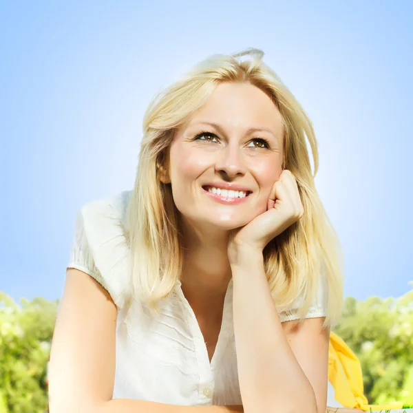 Szczęście uśmiechający się blond kobieta relaksujący — Zdjęcie stockowe