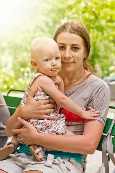 Mãe e bebê ao ar livre — Fotografia de Stock