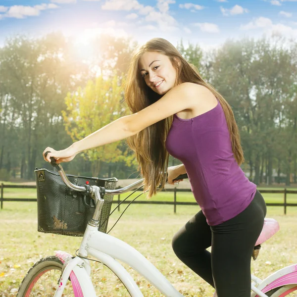 Glad tjej på cykel — Stockfoto