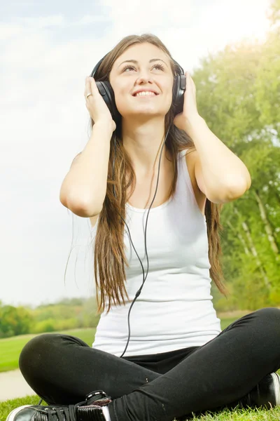 Felicidade menina relaxante — Fotografia de Stock