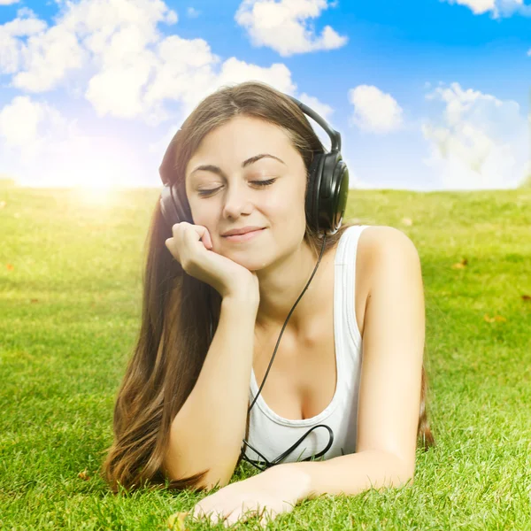 Happiness girl enjoying nature — Stock Photo, Image