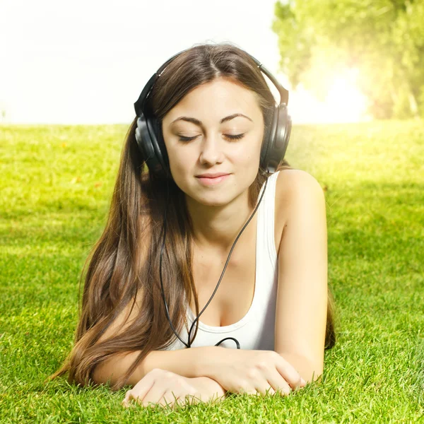 Happiness girl enjoying nature — Stock Photo, Image