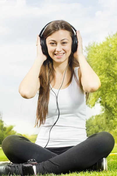 Felicidade menina relaxante — Fotografia de Stock