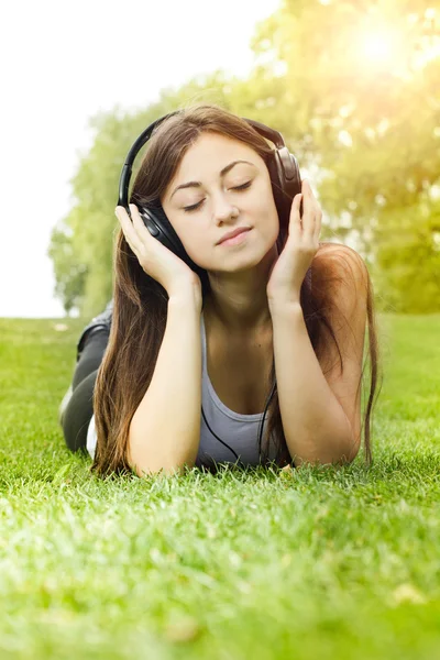 Felicidade menina relaxante — Fotografia de Stock