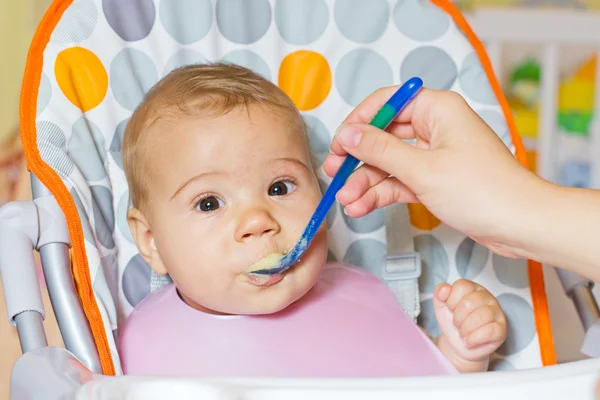 Baby utfodring — Stockfoto