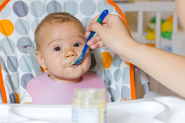 Baby voeding — Stockfoto