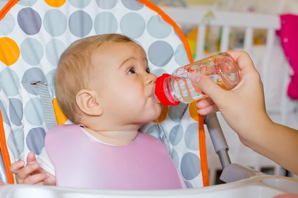 Bebê beber água — Fotografia de Stock