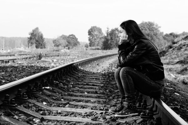 Депрессивная и одинокая девочка-подросток
