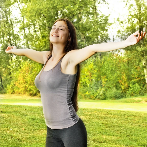 Geluk meisje enjoment natuur — Stockfoto