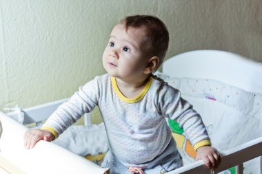 Şirin Bebek kız onu bir karyolası