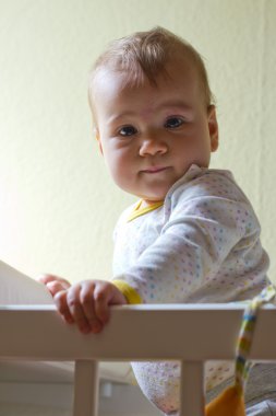 Şirin Bebek kız onu bir karyolası