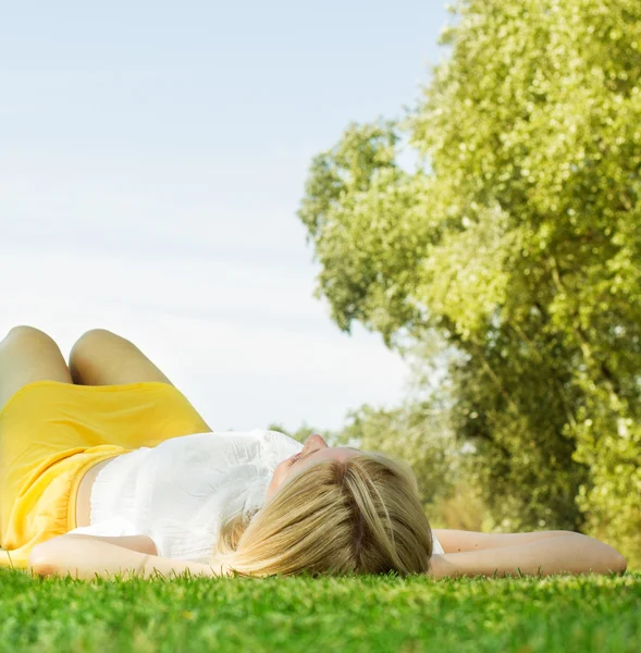 Vrouw genieten van natuur — Stockfoto