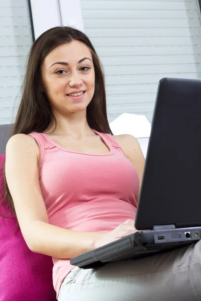 Menina adolescente usando laptop — Fotografia de Stock