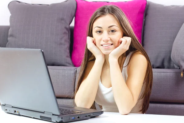 Felice studente ragazza utilizzando computer portatile — Foto Stock