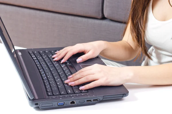 Primo piano delle mani della donna utilizzando il computer portatile — Foto Stock