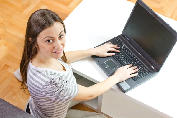 Tonårstjej som använder laptop — Stockfoto