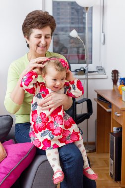 mutlu büyük anne ve bebek