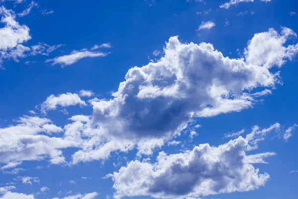 Blauwe lucht met wolken — Stockfoto