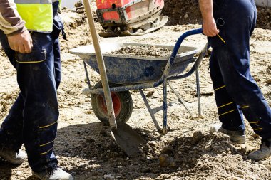 şantiyede inşaat işçileri