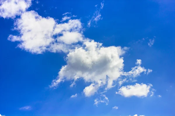 Blauer Himmel mit Wolken — Stockfoto