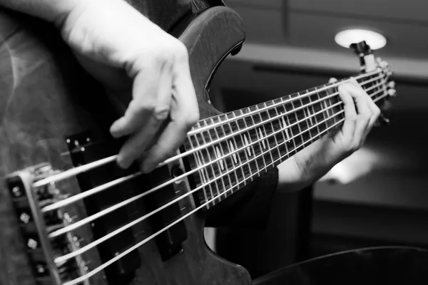 ベースギターを演奏するミュージシャン — ストック写真