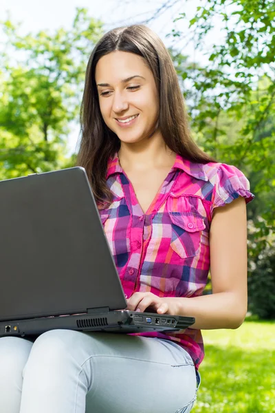 Estudante feminina usando laptop — Fotografia de Stock