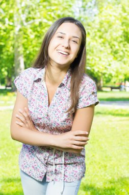 mutlu güzel gülümseyen genç kadın