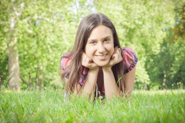 Bela sorrindo jovem mulher relaxante — Fotografia de Stock