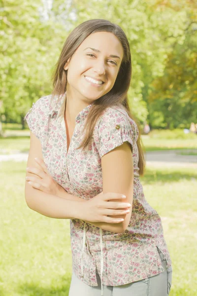 Feliz bela sorrindo jovem mulher — Fotografia de Stock