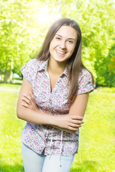 Gelukkig mooie lachende jonge vrouw — Stockfoto