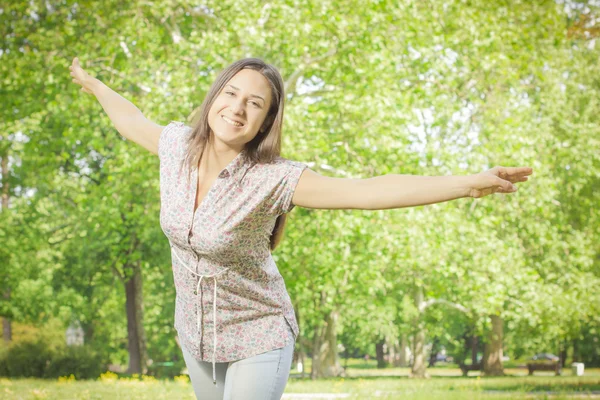 Lycka ung kvinna njutning i naturen — Stockfoto