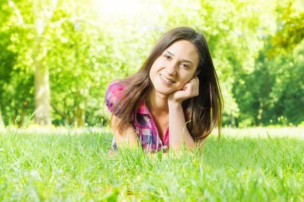 Красивая улыбающаяся молодая женщина расслабляется — стоковое фото