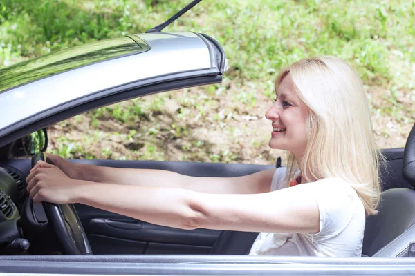 Mooie vrouw in de auto — Stockfoto