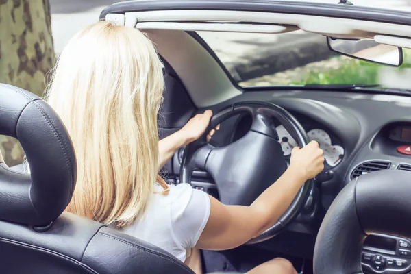 Frau im Auto — Stockfoto