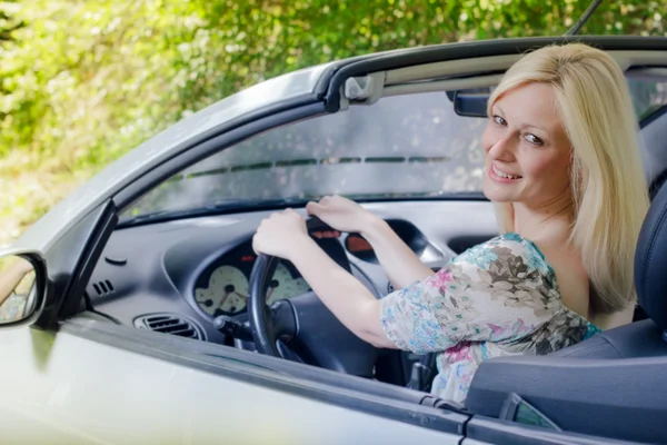 Schöne Frau im Auto — Stockfoto