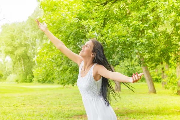 Bonheur jeune femme jouissance dans la nature — Photo