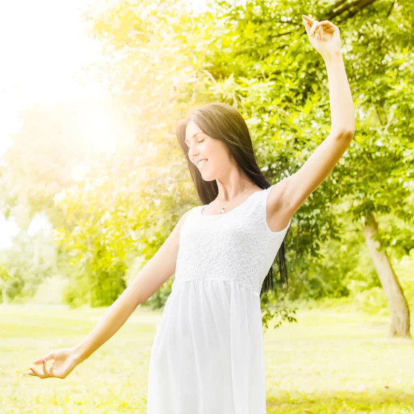 Glück junge Frau Freude an der Natur — Stockfoto