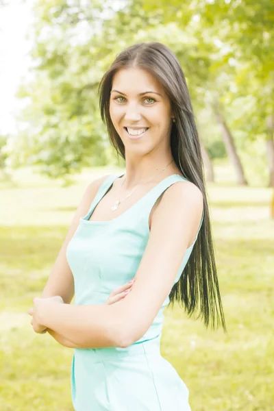 Hermosa joven sonriente — Foto de Stock