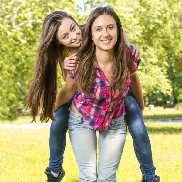 Glückliches Teenager-Mädchen — Stockfoto