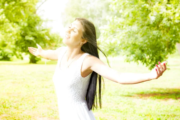 Alegria prazer jovem mulher na natureza — Fotografia de Stock