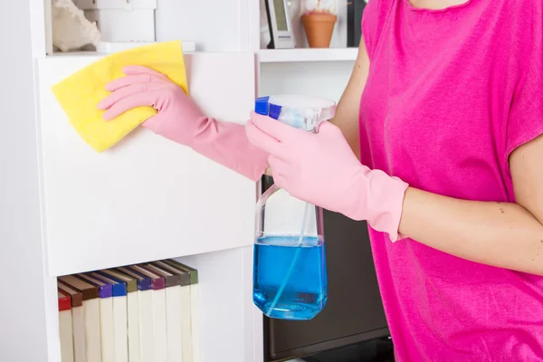 Manos femeninas limpieza en casa — Foto de Stock