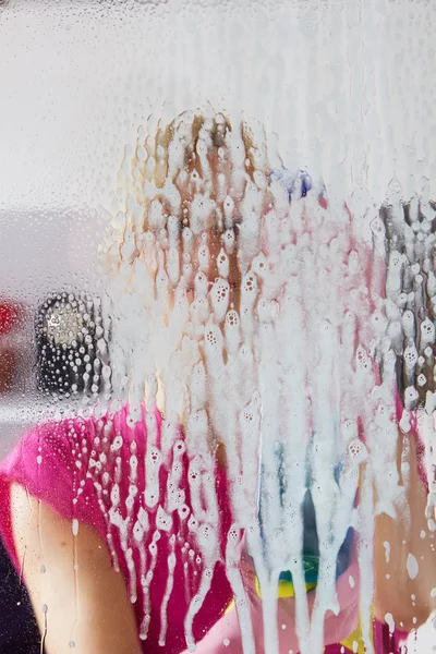 Mujer lavando el cristal de la ventana —  Fotos de Stock